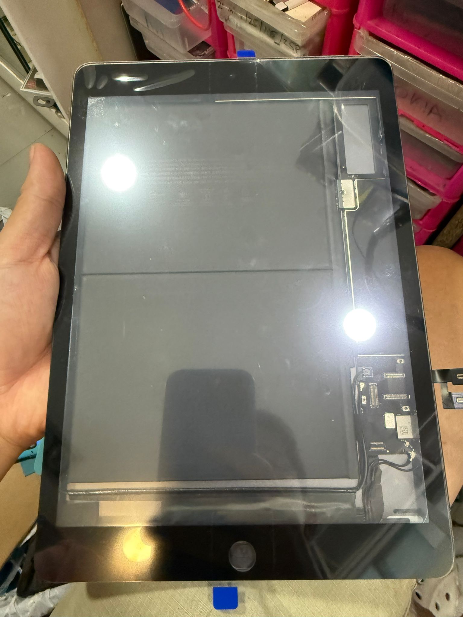 iPad con el cristal táctil nuevo instalado durante la reparación
