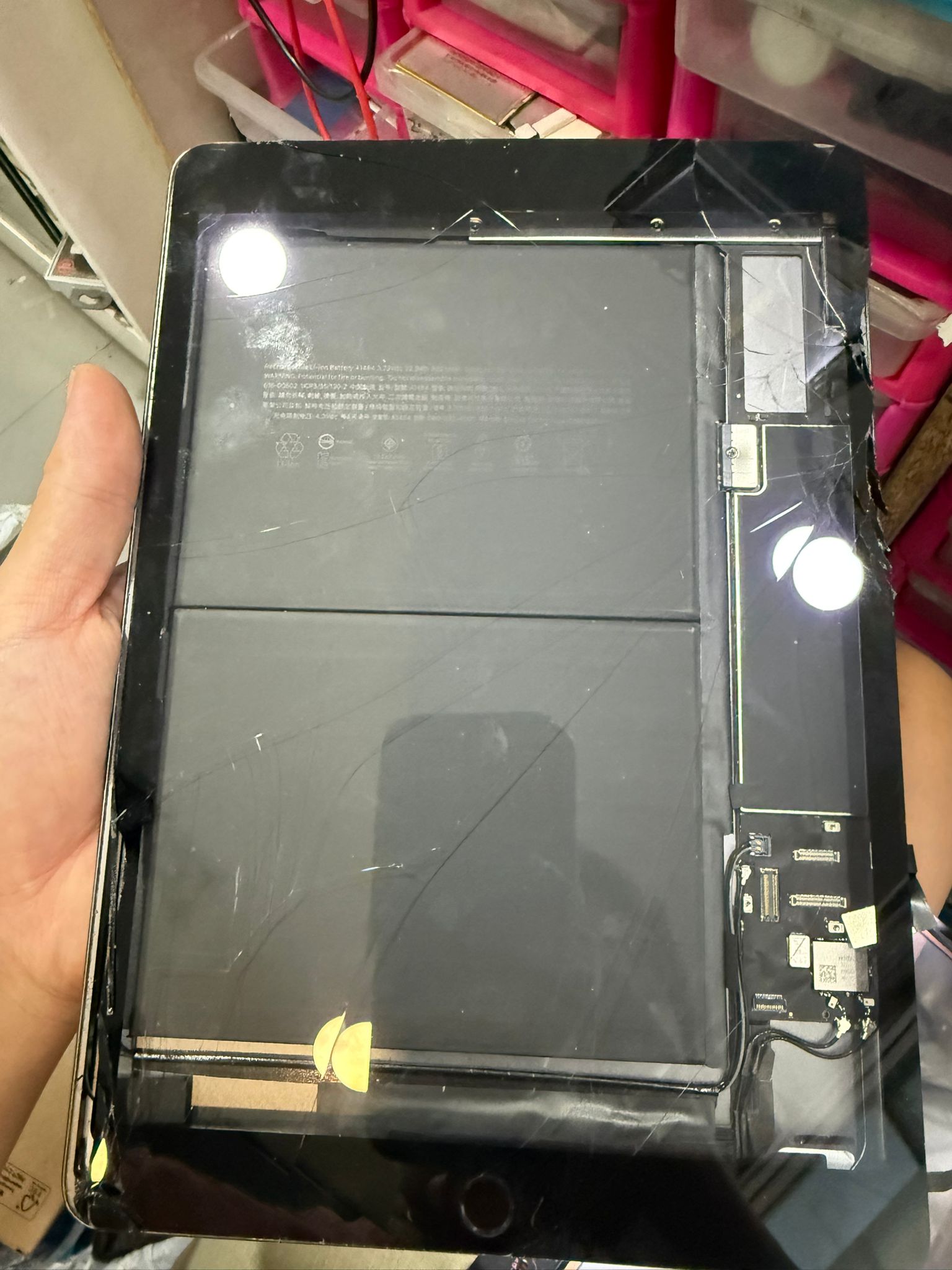 iPad desmontado con el cristal táctil roto antes de su sustitución
