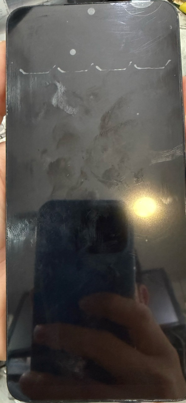Redmi 13C preparado con adhesivo en el marco durante la sustitución de pantalla
