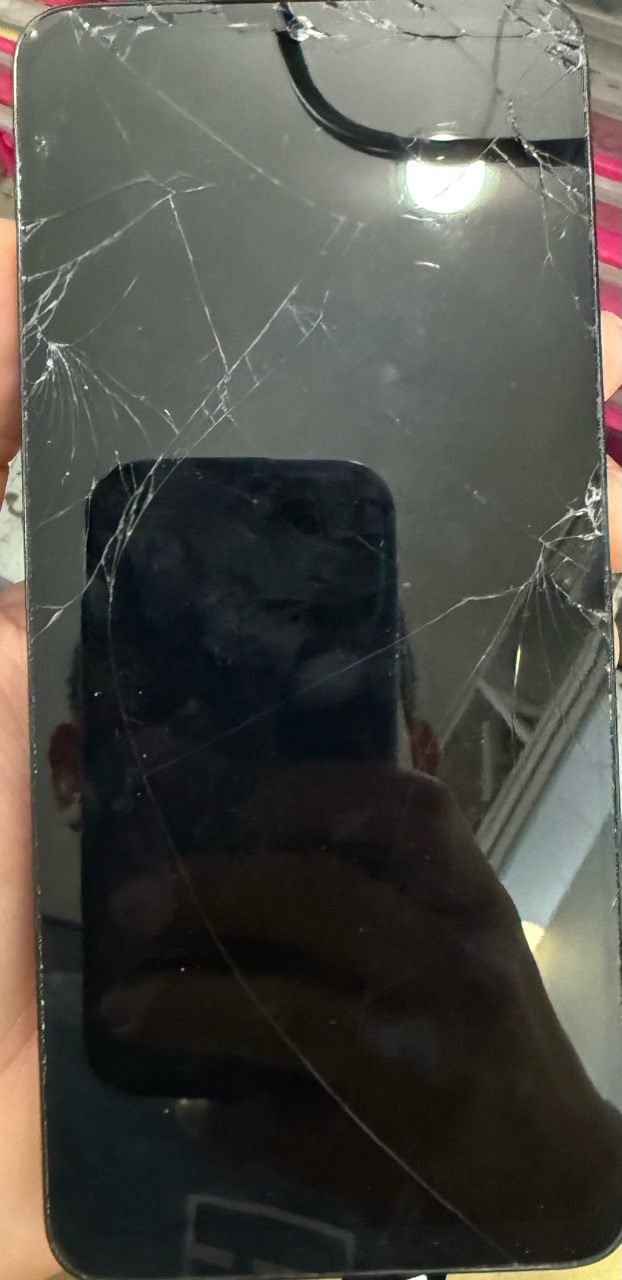 Redmi 13C con la pantalla rota antes de sustituirla