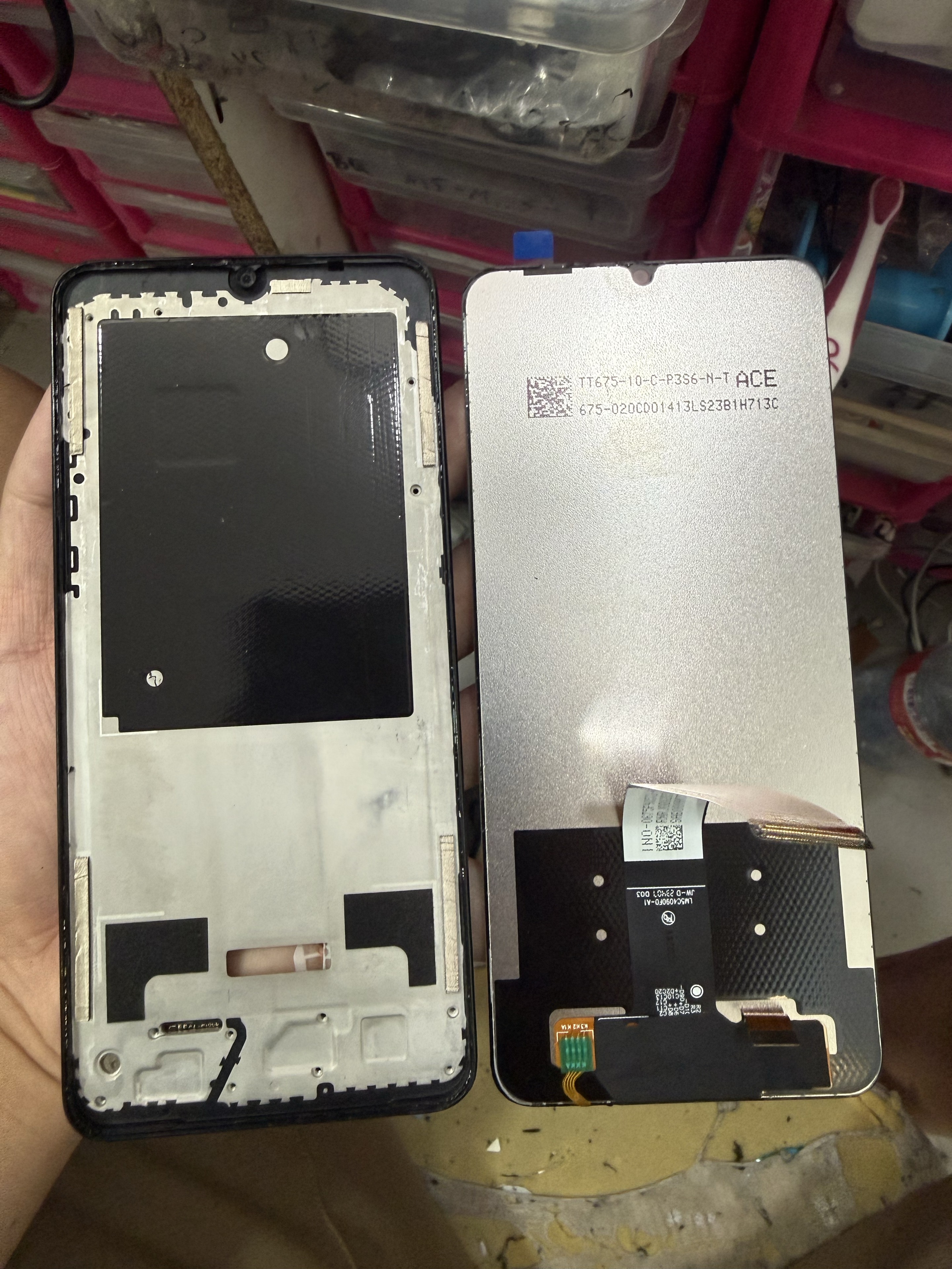 Pantalla de sustitución y marco del Redmi 13C durante la reparación