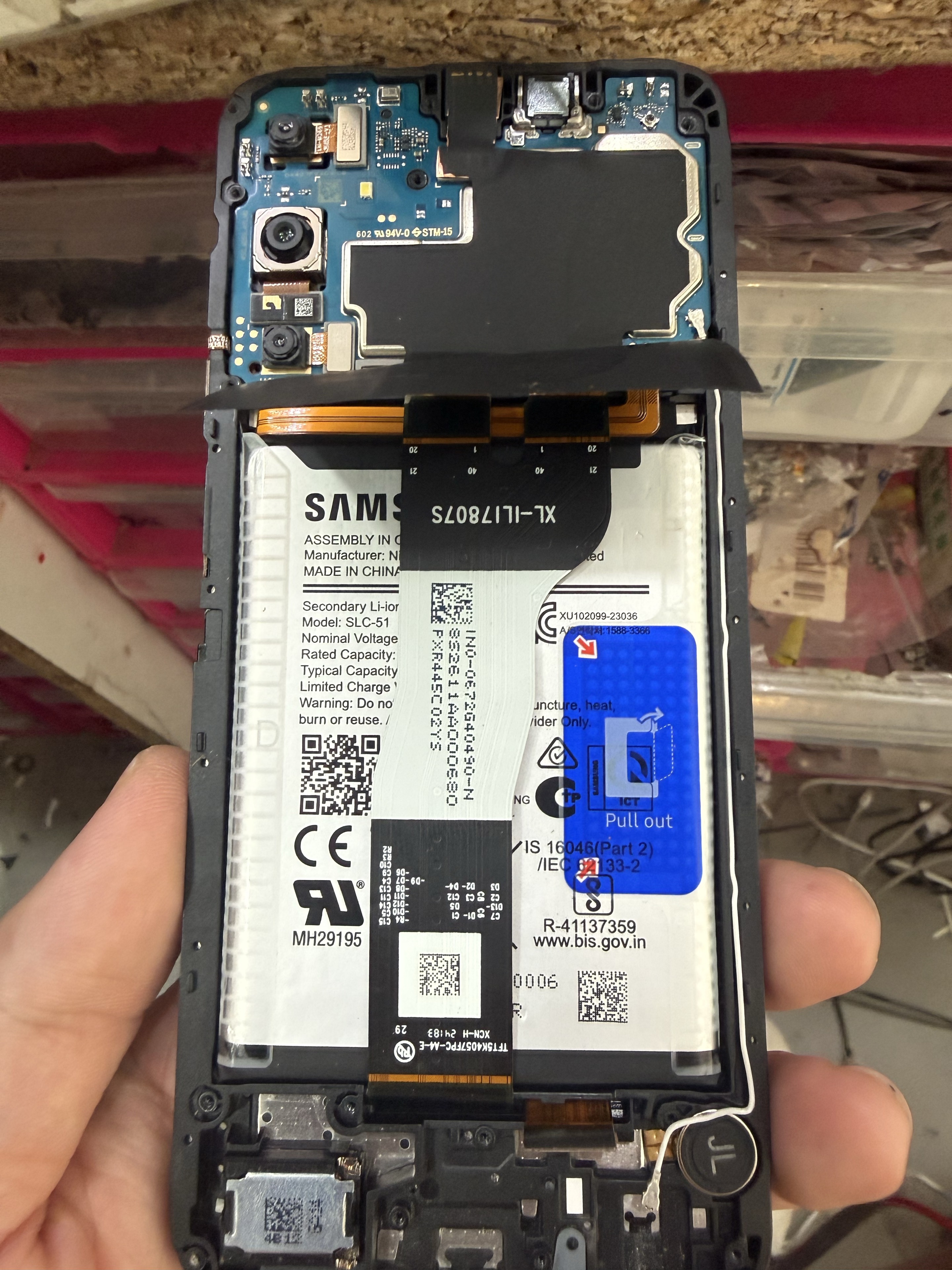 Samsung Galaxy A05s abierto durante la reparación de la placa de carga