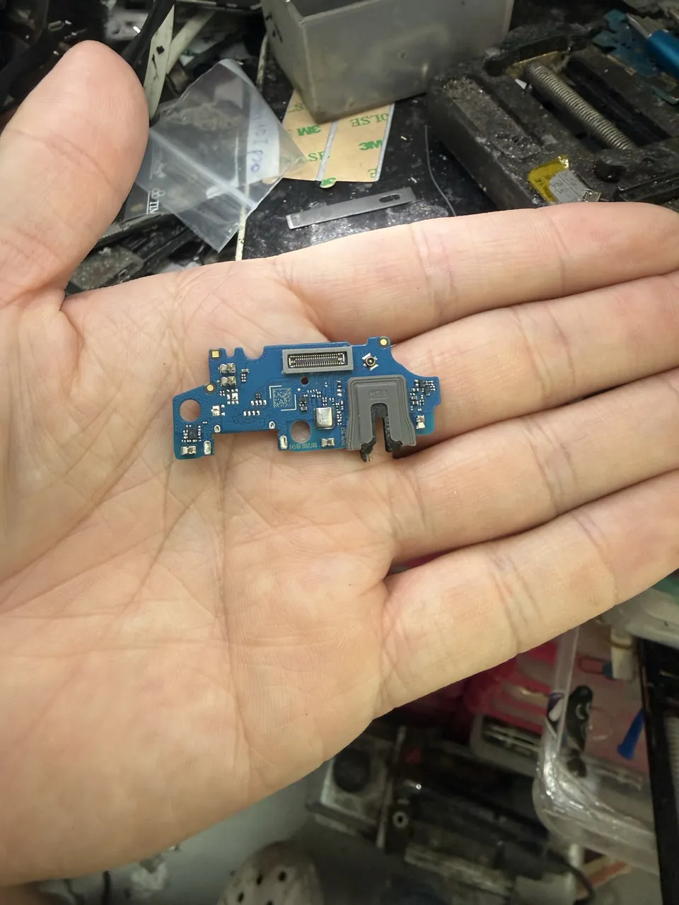 Placa de carga de un Samsung Galaxy A05s extraída durante la reparación