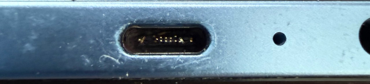 Conector USB-C dañado de un Samsung Galaxy A25 5G antes de repararlo